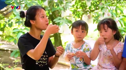 Nét ẩm thực Việt: Hến xúc bánh tráng dừa